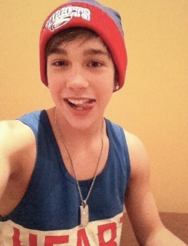 the-official-fangirl:  But could this boy be any cuter? 