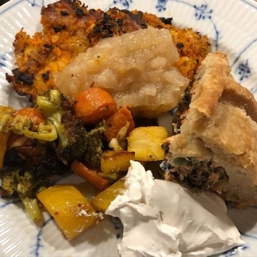 #happyxmas #salmonandwildricepies #roastedveggies #sweetpotatopancakes #applesauce #homemadefood (at