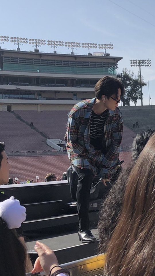 Black Haired Jimin Made A Comeback Today AND WE ARE ALL ON THE FLOOR CRYING ASOIJSKFROEIFJRFN THIS IS