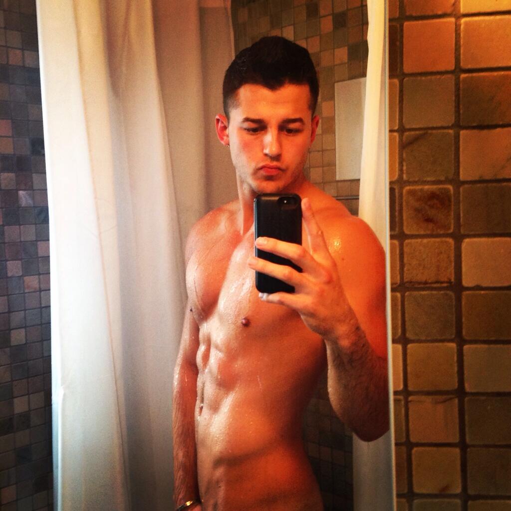 vinemales:  Murray Swanby taking a #saturdayMorning #selfie #hotguysonvine #shirtlesssaturday