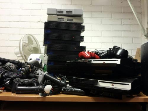 Sometimes it’s all about quantity. Mostly Playstation 2 SCPH-90004, and also a couple of Playstation