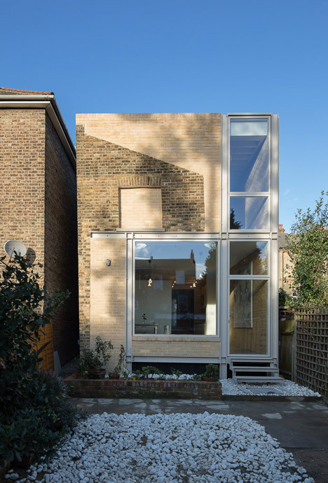 dezeen:  This remodelled London house extension was designed to reveal the outline of its predecessor »