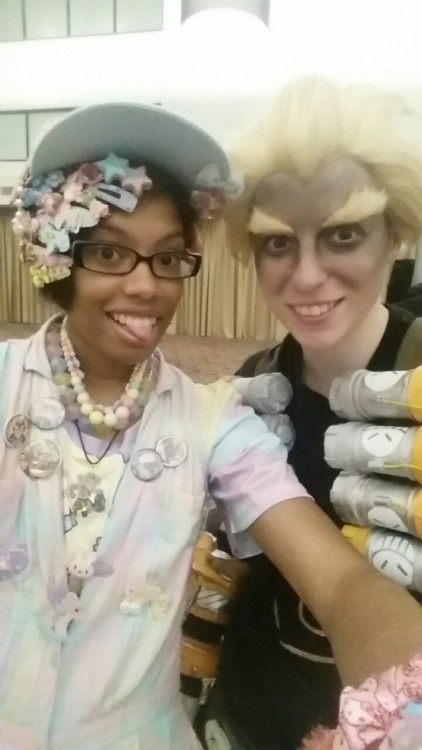 pinksugarprince:  MY DREAMS HAVE COME TRUE!!!!!! Finally got to see an awesome Junkrat cosplay in person aaagh!! Cosplayer is @kaitexel who is also an amazing artist and draws Jamie equally nice. :D (sorry for low quality selfie bad lighting)