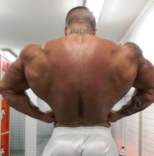 deadlifts-and-derrida: plax999:   Marcello de Angelis  Please repost and follow: https://plax999.tumblr.com/archive 😘   Too wide for doors. 