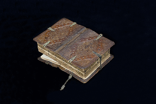 artcandyy:   erikkwakkel: Six books, one binding Here’s something special. You may remember a blog I posted about dos-à-dos (or “back-to-back”) books. These are very special objects consisting of usually two books, which were bound together at