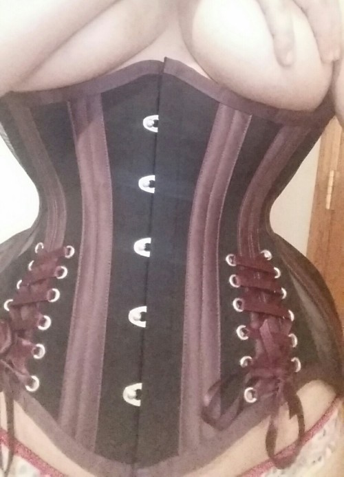 venus-in-fauxfurs: I finally have my very first corset ♡♡ something I’ve been wanting for a very lon