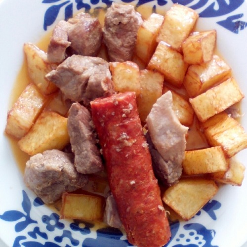 miggylovesfood: Pork & Chorizo Casserole Recipe www.miggylovesfood.com/pork-chorizo-cass