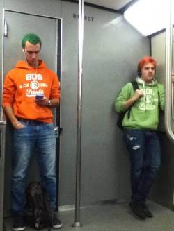 8oo:  awesomephilia:  These two guys entered the metro from different stations and don’t even know each other. (via)  is that phineas and ferb 