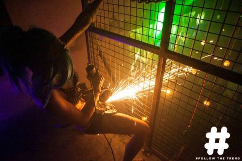 Angle grinding in a cage…OK!