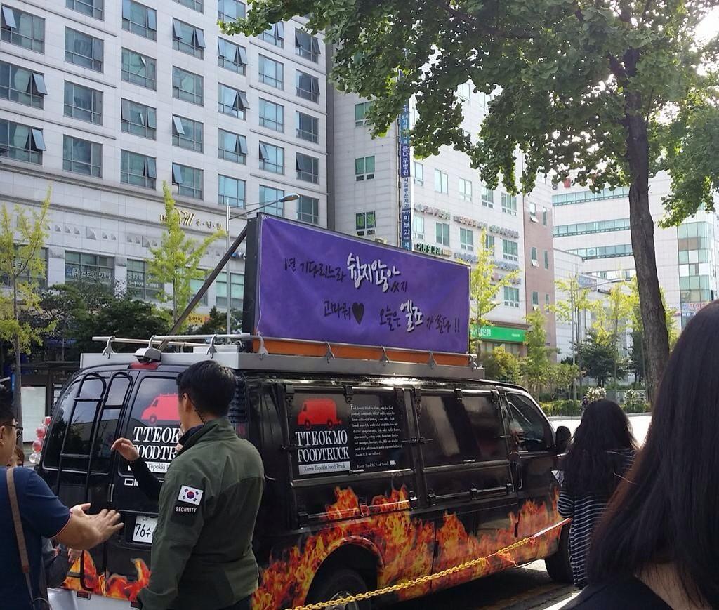 fyeahljoe:  [★] L.Joe set up a food truck for the Angels waiting outside for Inkigayo!