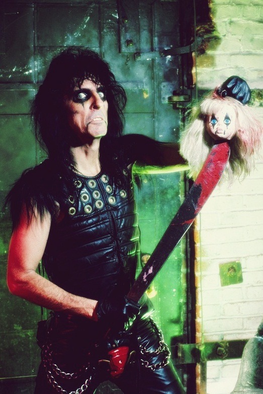 lady-of-the-valley:  Alice Cooper, 1987, by Mark Weiss.