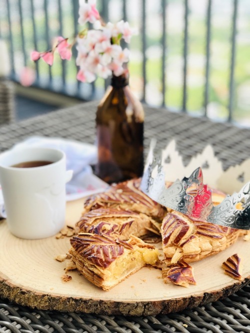 .
Who will be the King, or the Queen when s/he finds the fèves (trinket)?
Celebration Epiphany with the traditional French Galette des Rois (Kings Cake made with puff pastry and frangipani -almond paste)