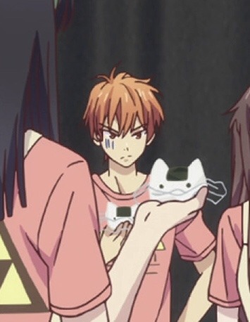 A disstressed Kyo in the background about the cat onigiri