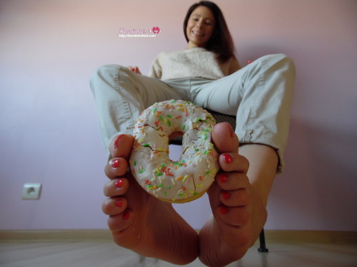 nutsforfeet:  karolinkafootfetish:  Tasty donuts on my sweet feet! http://karolinkafeet.com   I would eat that