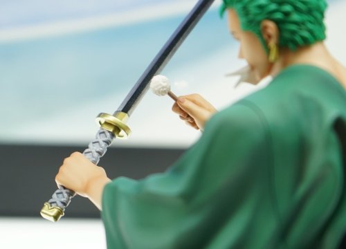lawlullipop:  We finally see Zoro figure for on the Chair serie but … Zoro is not a chair but sitting and clean his sword… And look really big.source twitter twitter