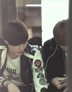 eggturd:  sekai sharing earphones (─‿‿─) 
