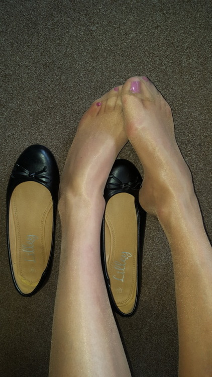 blake77777: nickyinhose: Tan tights and flats today.x Wow loving your pics and legs, tried to pm you