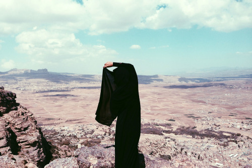 Yumna Al-Arashi: The Hijab as Power: Explorations in Northern Yemenvia lensculture: Al-Arashi, 