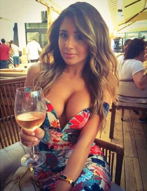 selfiestream:  http://bloggingdrunk.com/selfies