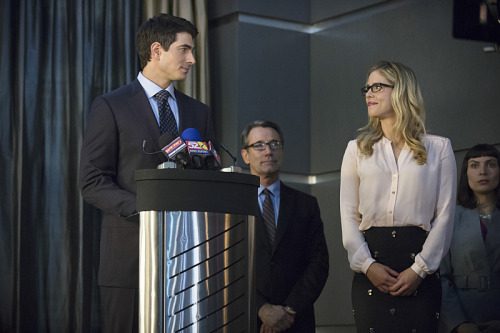 charlotte-90:Stills for Arrow 3x07 “Draw back your bow”I’m a little shocked, but I just realized how