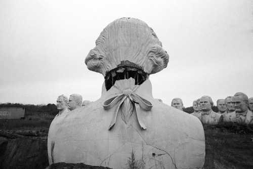 itscolossal:Why Dozens of U.S. President Statues Sit Deteriorating in a Rural Virginia Field