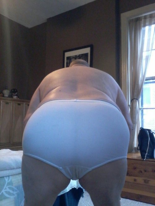 sphincterfeeder: I L O V E Old man asses! So tasy and musky! SMELL THE RAINBOW! SnifffFFF!