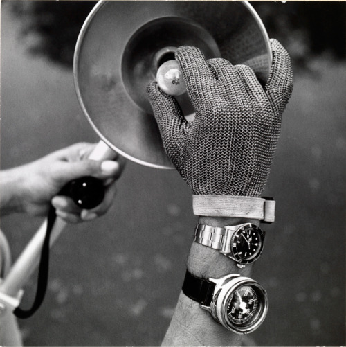 A metal-mesh glove protected a photographer’s hand while he changed flashbulbs during a shoot 