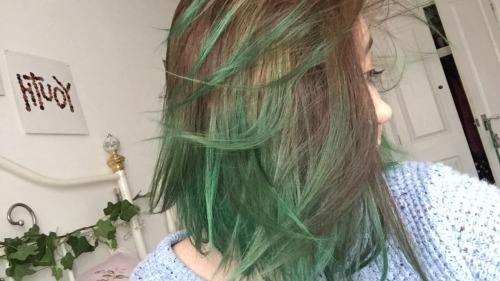 countrprts:  invisibilityscout:  countrprts:  Greeeeeen  All the best things are green 💚🌲🍏  AW BABE 💖💖💖 