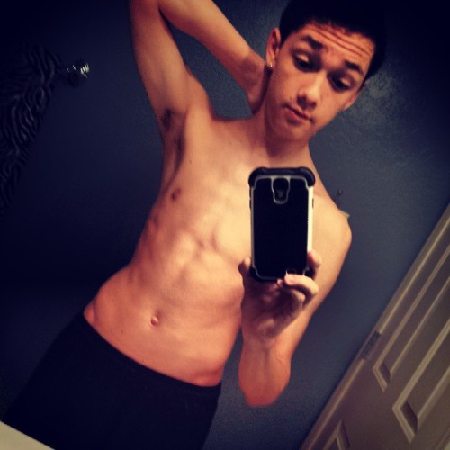 surfandsplash:  Progress ♥♡♥ #workingout #gymflow #abs #vline 