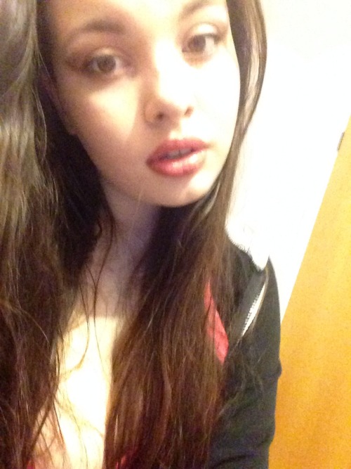 dafuqbruv:Blurry photos and the too much lighting hide the true me