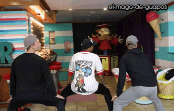 el-mago-de-guapos:  Todrick Hall teaches the Rhodes Bros how to dance    (Austin & Aaron) 