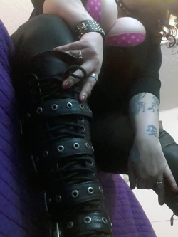 creepylittlecupcake:  Big boots & big