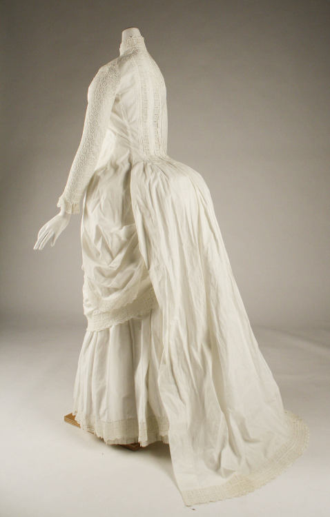 ephemeral-elegance:Cotton Lace Dress with Adjustable Bustle, ca. 1885via The Met