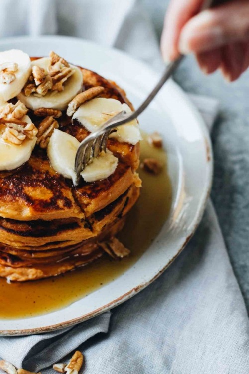 Healthy Sweet Potato Pancakes to kick off your weekend | Photo & recipe Jar of LemonsFollow Styl