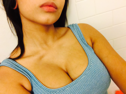 nvbianprincess:  collarbones and cleavage.