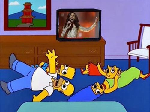 pdrinks:  Russian people watching the Conchita’s performance. 