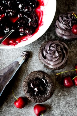 ugly–cupcakes:  HALLOWEEN BLACK CUPCAKES