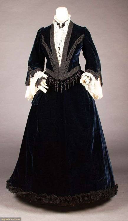 historicaldress:VELVET & LACE DINNER GOWN, LATE 1890s2-piece midnight blue velvet, wide bell sle