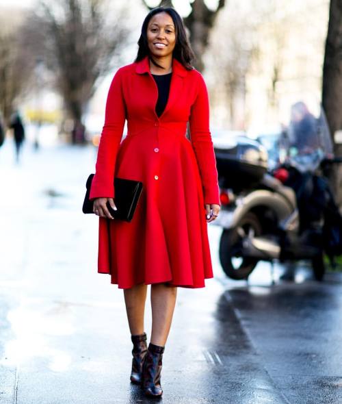 Lady in red @shionat #parisfashionweek #streetstyle on #fwpwebsite #linkinbio #pfw2016 #PFW (