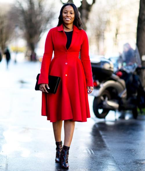 Lady in red @shionat #parisfashionweek #streetstyle on #fwpwebsite #linkinbio #pfw2016 #PFW (http://