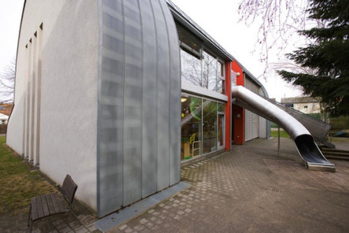 Kindergarten Wolfartsweier is a cute cat-shaped primary school designed by Tomi Ungerer and d’Ayla-S