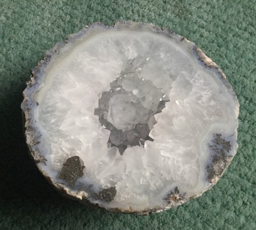 sylkaen:check out this cool geode!! my mom and i found it while cleaning the garage.. mine now :Dit’