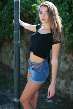 girlsandjeans:  Amazing girl and shorts