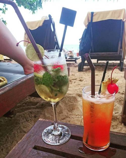 Cocktails on the beach ❤ #chillaxing #alittlevodkabeforenoon #lifesbetteratthebeach #sandyfeet #holi