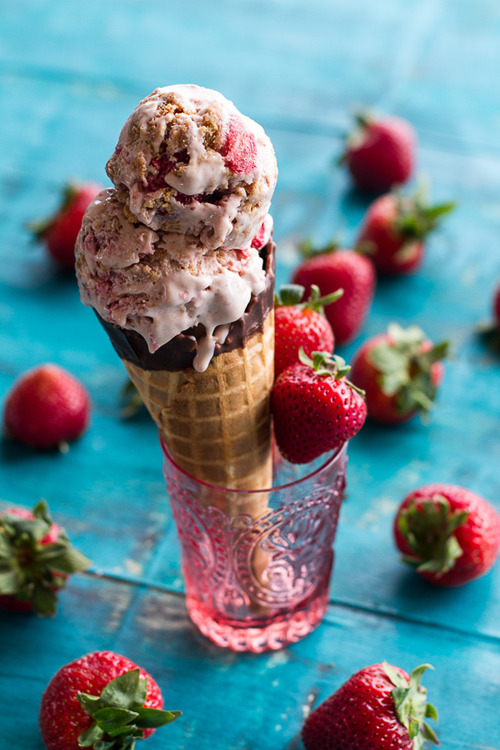 plasmatics-life:  Caramelized Strawberry and Graham Cracker Crumble Ice Cream. | (& recipe) 