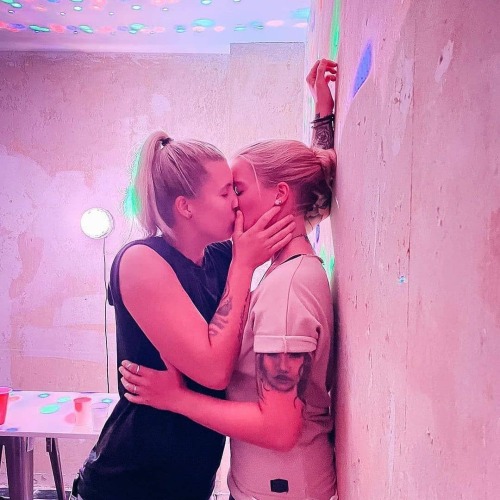 lesbiankissing