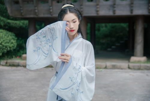 ziseviolet: Traditional Chinese Hanfu - Type: Zhiju/直裾 (straight-hem robe).