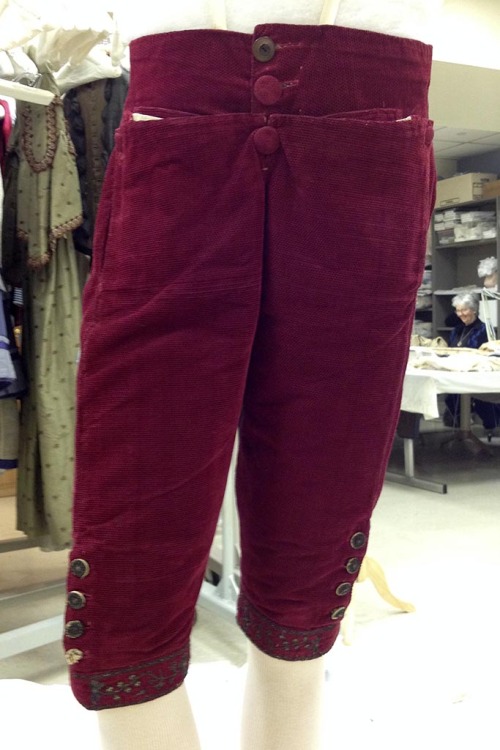 thegentlemanscloset:Red velvet breeches. French 1778. There is some nice detail in these photos, sho
