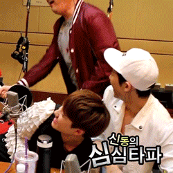 sekchanfan:  Chanyeol protectively holding Kyungsoo ヽ(；▽；)ノ 