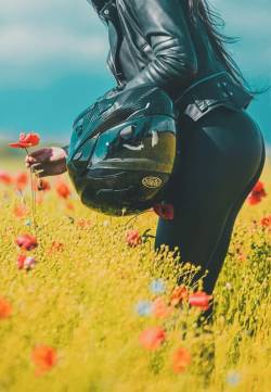 cobbrra:  Questa è pura essenza di Donna Motociclista……che spettacolo !!! 🐍